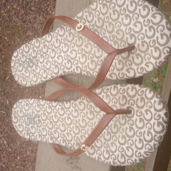 🌲BOGO🟢🎁Guess❓Flip Flops - Picture 1 of 3